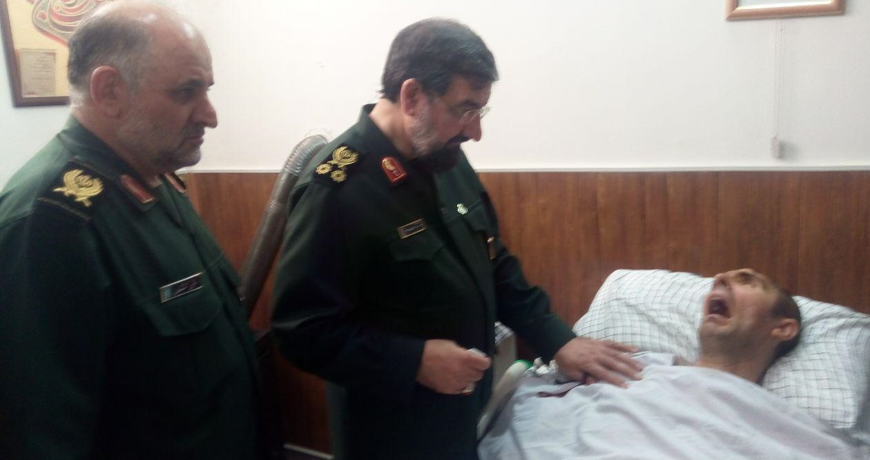 محسن رضایی از جانباز صد در صدی خرم آباد عیادت کرد