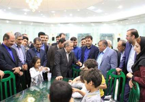دیداراستاندار اصفهان با دختران بی سرپرست