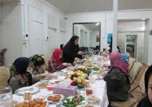 برپایی اولین سفره افطاری برای زنان سرپرست خانوار در قروه