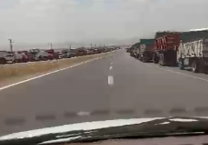 صف طولانی کامیون‌ها برای تحویل گندم + فیلم