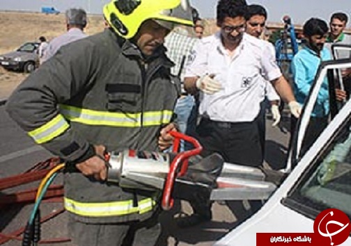 آتش نشانان ناجی مصدوم گرفتار در خودرو