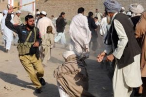 برخورد نادرست پلیس پاکستان با مهاجران افغانستان پس از درگیری در تورخم