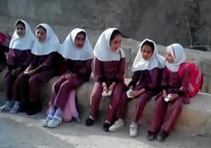 شهروندخبرنگار: لحظه خداحافظی دانش آموزان اول ابتدایی با معلمشان + فیلم