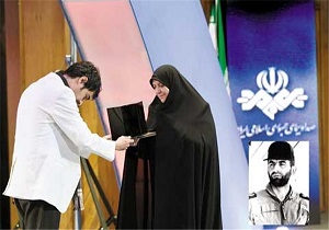 وقتی شهاب حسینی جایزه‌اش را به همسر شهید بابایی تقدیم كرد
