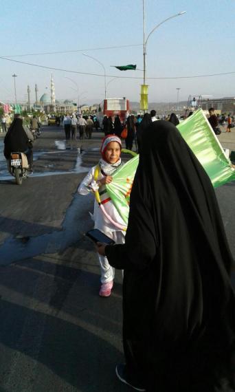 بانوی همدان با هولا هوپ مسیر جمکران را پیمود