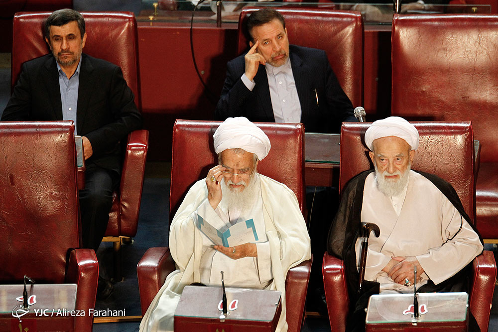 از خودکار و عینک قرضی تا غیب شدن احمدی نژاد و خنده های آیت الله