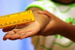 ماجرای دنباله دار تنبیه بدنی دانش آموزان / چوب معلم صدا دارد