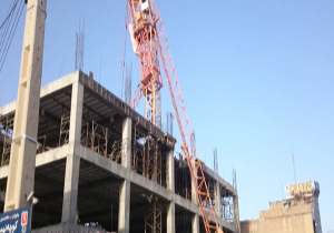 سقوط جرثقیل ساختمان&zwnj;سازی در قم + فیلم