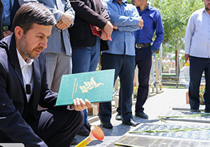 پلاک شهید خرازی به شهردار اصفهان  اهدا شد