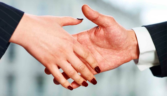 تصویب احمقانه ترین قانون در سوییس؛ جریمه 5 هزار دلاری برای دست ندادن با زنان