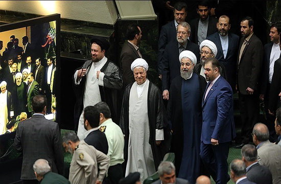 نمایندگان مجلس دهم متن سوگندنامه قانون اساسی را قرائت کردند/ روحانی: مردم ایران مجلسی را می&zwnj;خواهند که خودسری ها را مهار کند+فیلم