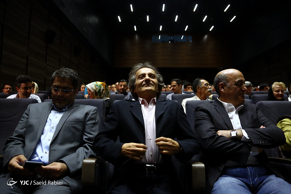 شهرداد روحانی کیک تولد 62 سالگی خود را خاموش کرد