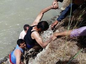 تلاش 4 ساعته برای نجات دو نفر در رودخانه زاب سردشت