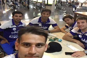 کاروان آبی پوشان با دو مهمان در فرودگاه +عکس
