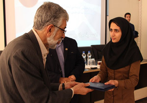 گسترش زبان فارسی تنها با آرزو محقق نمی شود