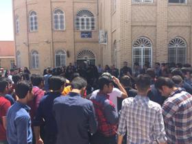 تجمع اعتراض آمیز دانش آموزان یزدی در مقابل اداره کل آموزش و پرورش+تصاویر