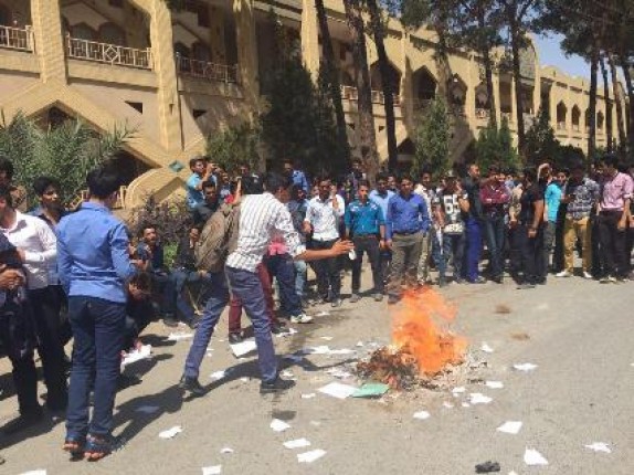تجمع اعتراض آمیز دانش آموزان یزدی در مقابل اداره کل آموزش و پرورش