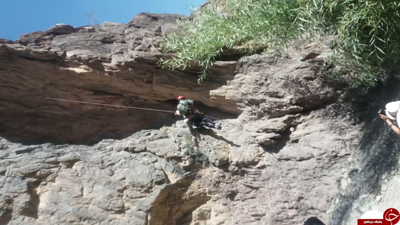 گرفتار شدن جوان ۲۳ساله در آبشار چهارده