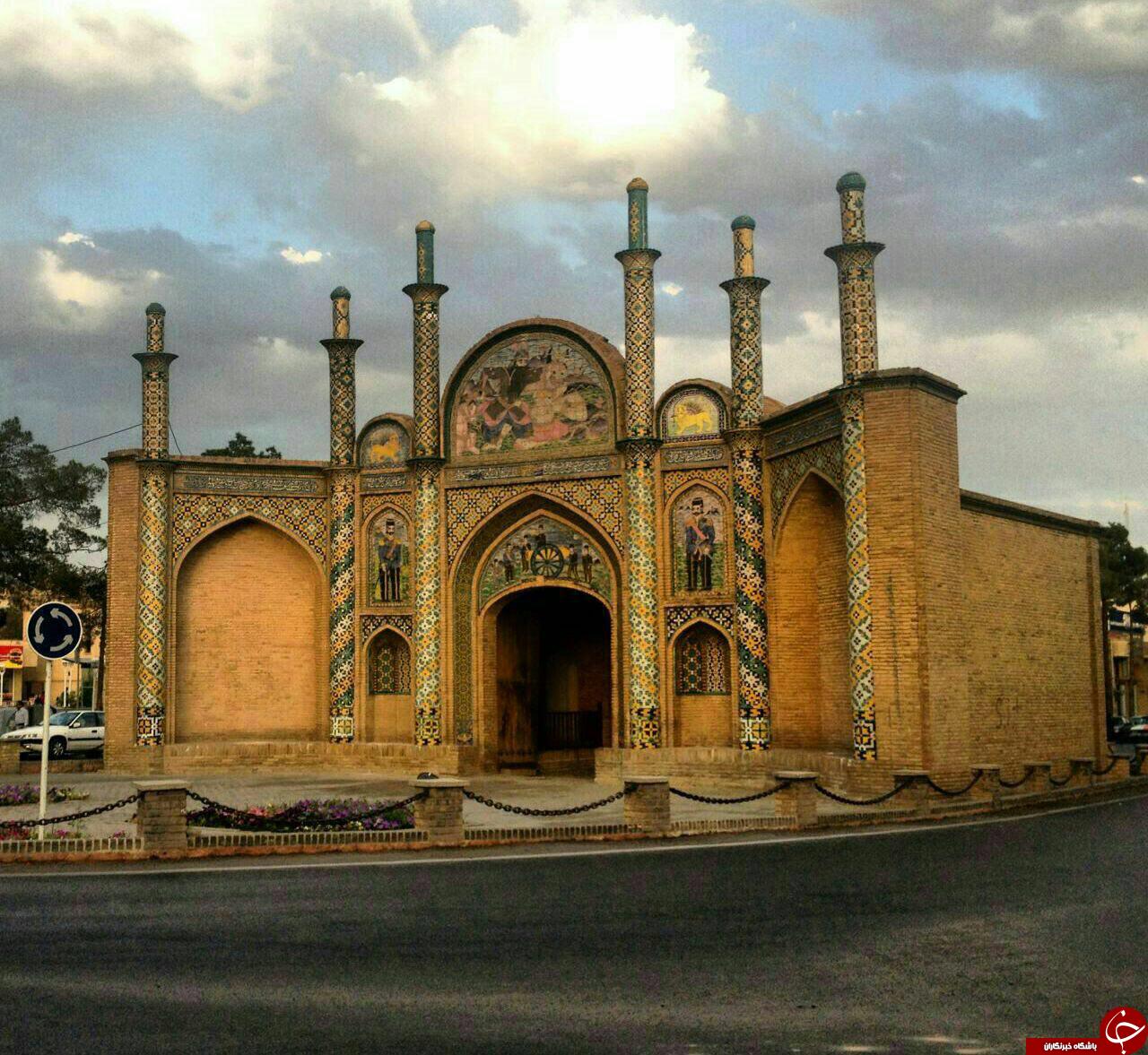 عکسی قدیمی و کمتردیده شده از علی پروین با سبیل/ ارگ سمنان/