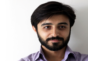 سیار اشعار نیمایی و غزلش را کتاب می‌کند