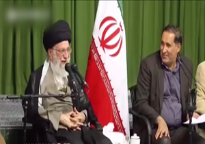 شعرخوانی طنز توسط ناصر فيض در ديدار شعرا با رهبر انقلاب + فیلم