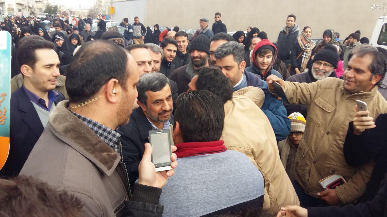 احمدی‌نژاد به جمع راهپیمایان روز قدس پیوست