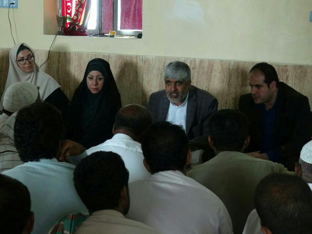 تمساح، معاون سازمان محیط زیست کشور را به سرباز کشاند