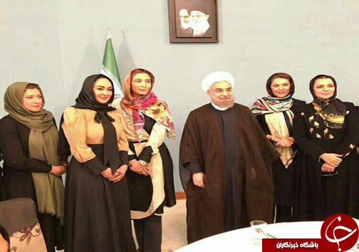 عکس یادگاری بازیگران زن با روحانی