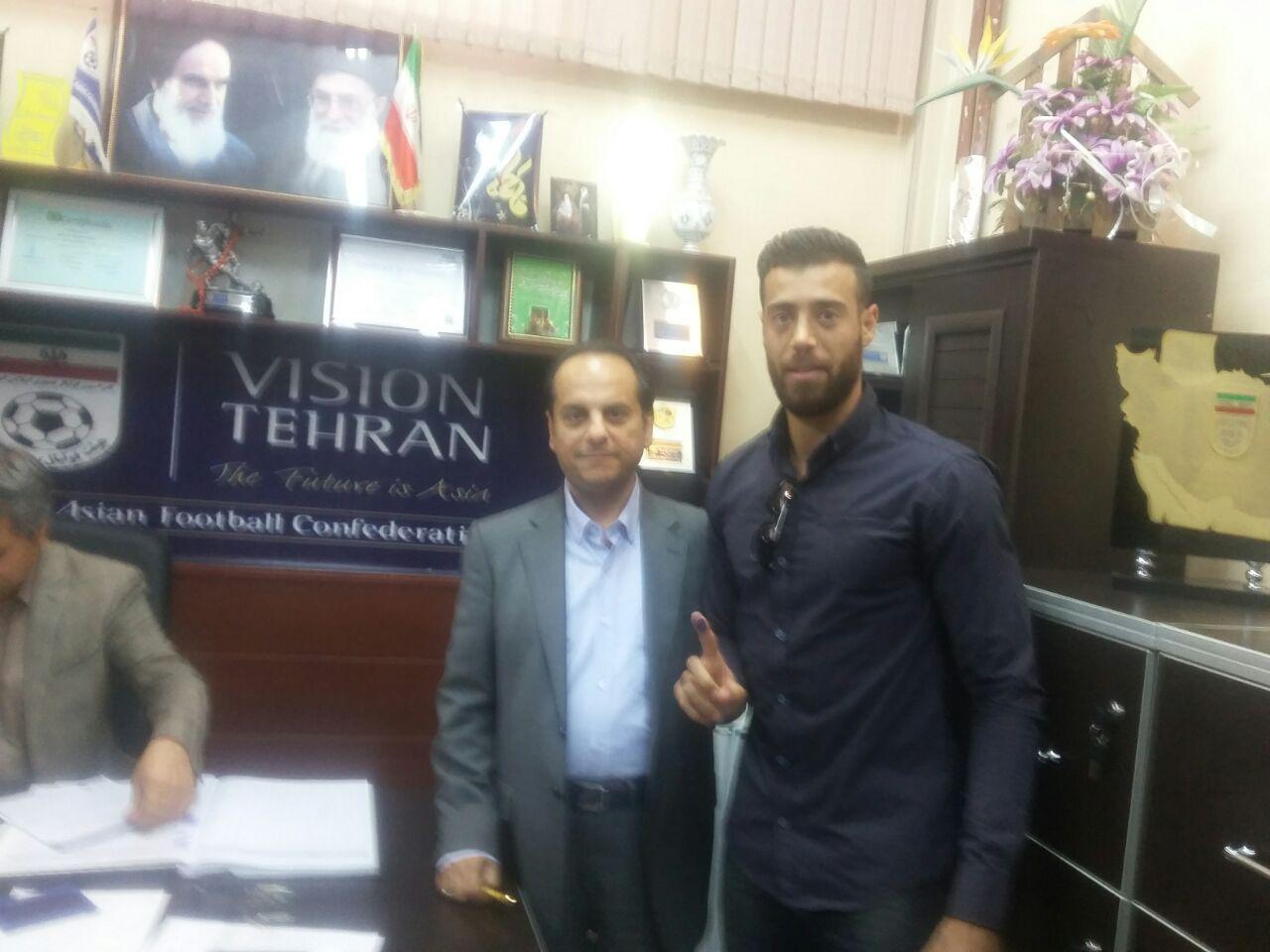 آبی پوشان قراردادهای خود را ثبت می کنند