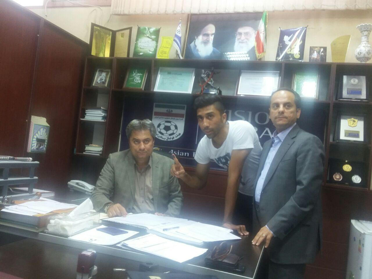 آبی پوشان قراردادهای خود را ثبت می کنند