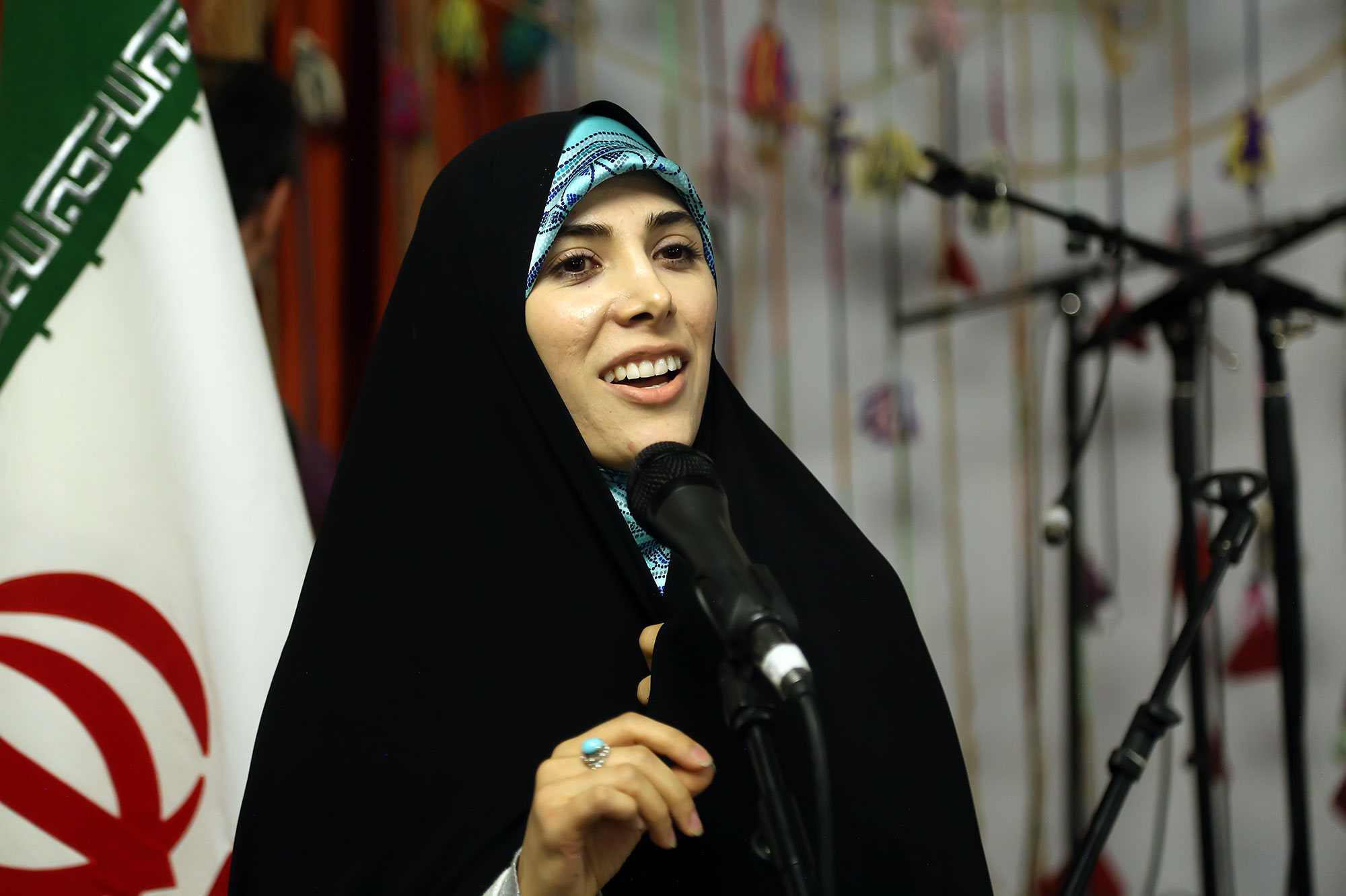 دختر صفدر حسینی از خود، همسر و پدرش دفاع کرد/مطهری: خانم حسینی در موضوع صحبت نکنید میکروفون را قطع می‌کنیم
