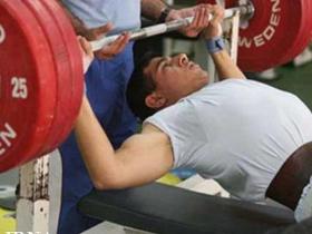 قهرمانی ورزشکار گلستانی در رقابتهای پرس سینه انتخابی کشور