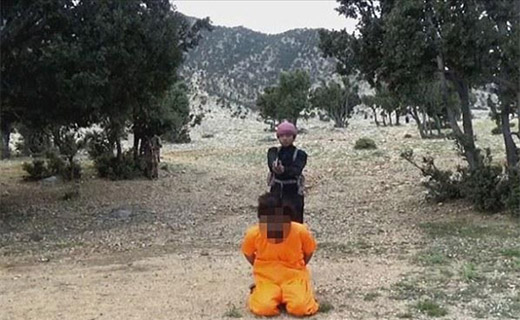 انتشار تصاویر اعدام جاسوس طالبان توسط نوجوان داعشی