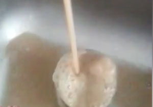 آب شرب به رنگ شیرکاکائو + فیلم
