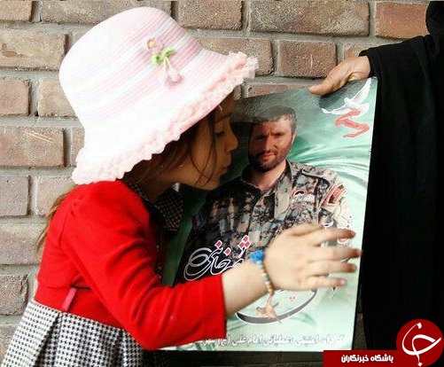 نهال کلاه صورتی خود را از مقام معظم رهبری دریافت کرد + عکس