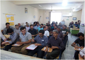 کمباین داران آملی پشت میز کلاس ها