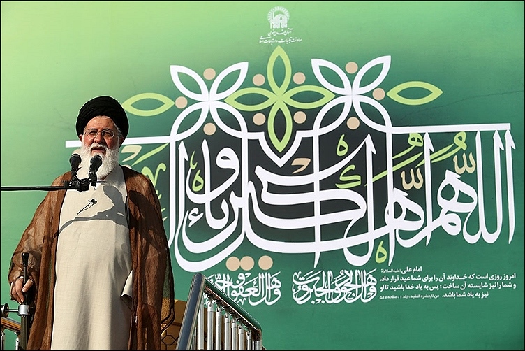 اقامه نماز عید سعید فطر در حرم رضوی به امامت آیت‌الله علم‌الهدی