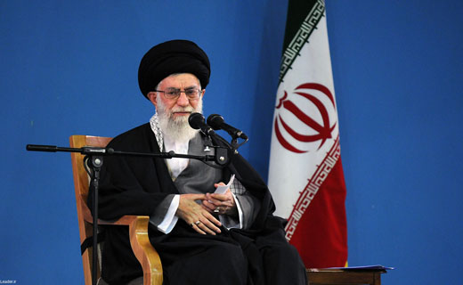 دست&zwnj;نوشته قرآنی آقا برای دانشجوی منتقد/ چرا نماینده رهبری پیشانی فتنه را می&zwnj;بوسد؟