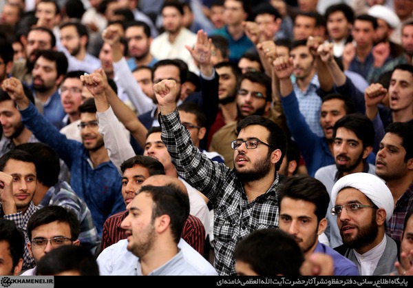دست&zwnj;نوشته قرآنی آقا برای دانشجوی منتقد/ چرا نماینده رهبری پیشانی فتنه را می&zwnj;بوسد؟