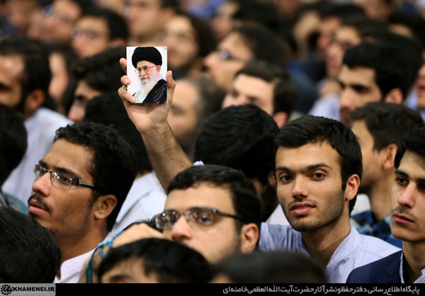 دست&zwnj;نوشته قرآنی آقا برای دانشجوی منتقد/ چرا نماینده رهبری پیشانی فتنه را می&zwnj;بوسد؟