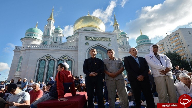 مسلمانان مسکو نماز عید فطر را اقامه کردند/ پخش شیرینی رایگان+تصاویر