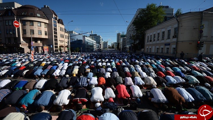 مسلمانان مسکو نماز عید فطر را اقامه کردند/ پخش شیرینی رایگان+تصاویر