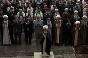 اقامه نماز عید فطر به امامت نماینده ولی فقیه در استان