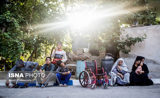 عکس/ خانه&zwnj;ای میان قبرها