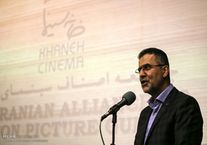 پیکر کیارستمی جمعه به ایران منتقل می شود/ محل دفن مشخص نیست