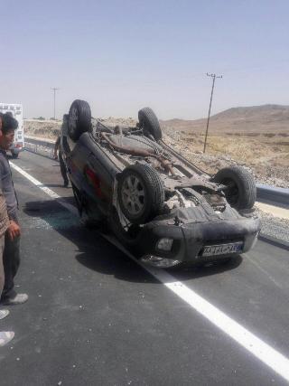 دو مجروح در حادثه واژگونی خودرو در محور اراک - خمین  + تصاویر