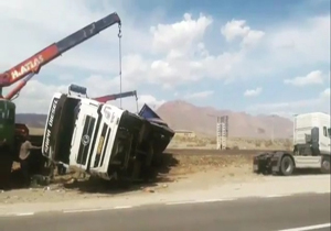 واژگونی تریلی در جاده سرخس + فیلم