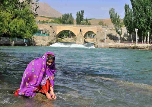 دوخت لباس محلی بختیاری از رشته های اصیل و بومی صنایع دستی