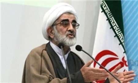 باید بصیرت جامعه را در برابر  توطئه های دشمنان تقویت کرد