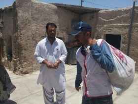 توزیع بیش از ۵۰ بسته حمایتی بین خانواده های نیازمند شهرستان میرجاوه